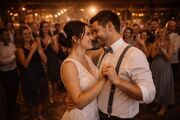 DJ Herford für Hochzeiten – emotionaler Eröffnungstanz mit stimmungsvoller Beleuchtung Brautpaar beim emotionalen Eröffnungstanz auf einer Hochzeit mit stimmungsvoller Beleuchtung und Gästen im Hintergrund, begleitet von DJ Herford für eine unvergessliche Feier