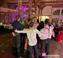 Volle Tanzfläche bei Hochzeit in Löhne – Gäste feiern ausgelassen mit Musik, Licht und perfektem Timing