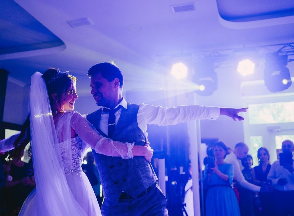 Gäste feiern gemeinsam mit Braut und Bräutigam und schaffen eine einmalige Hochzeitsatmosphäre beim Hochzeit planen
