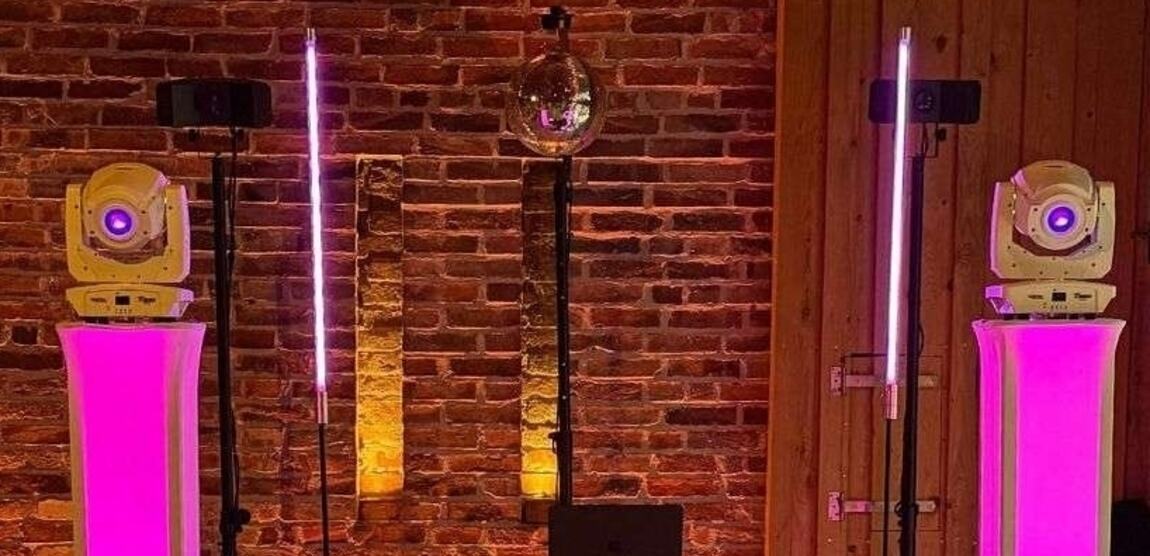 Musicdreams Licht- und Tontechnik vor einer historischen Backsteinwand