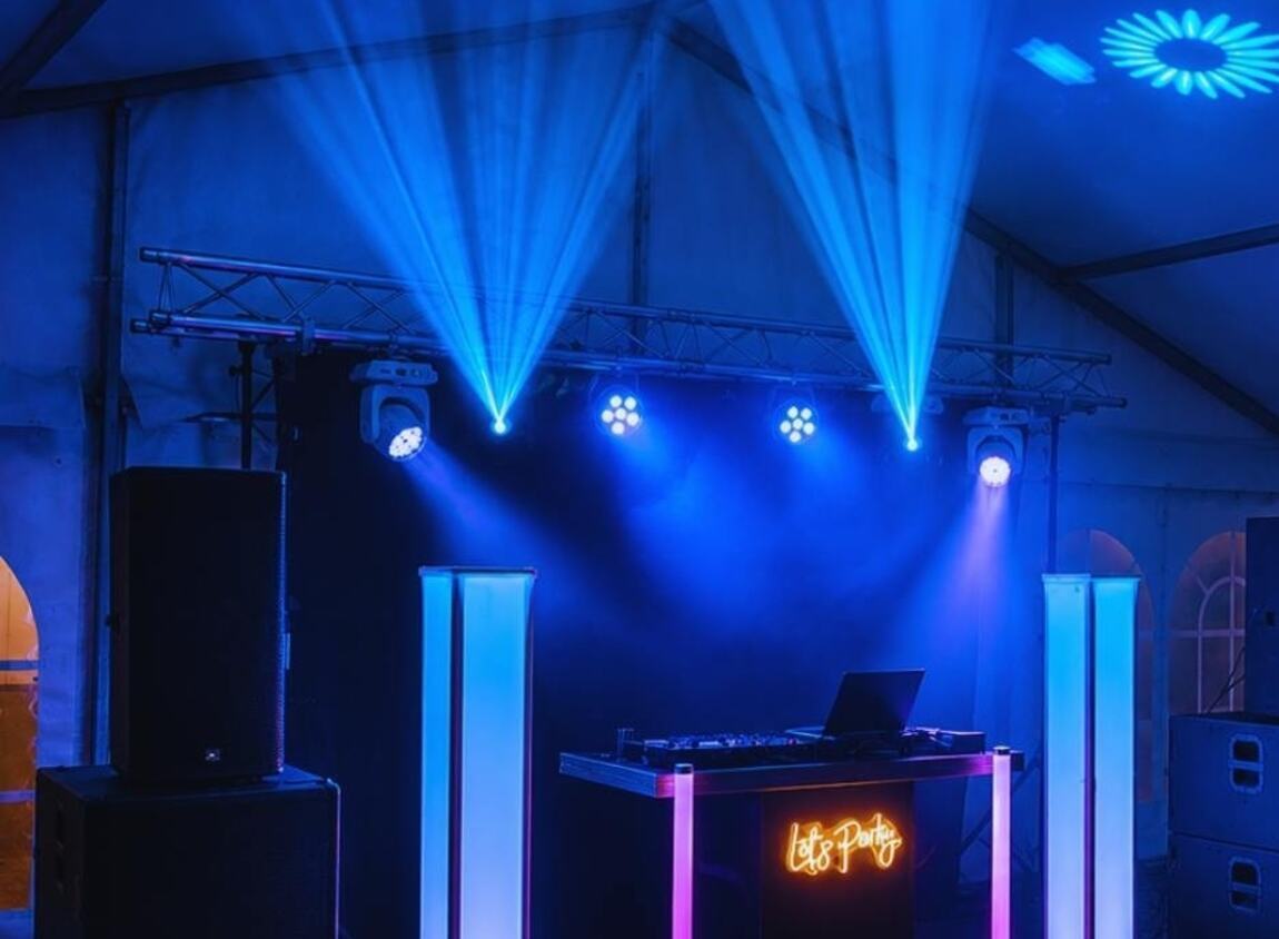 Größerer Eventaufbau von Musicdreams mit Beschallung, Lichttechnik und Traverse