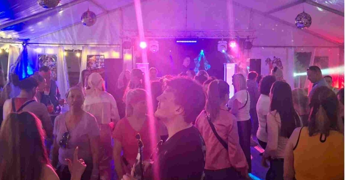 DJ Herford legt auf einer Firmenfeier in Enger, nahe Herford, für 300 Personen auf und sorgt für ausgelassene Stimmung.