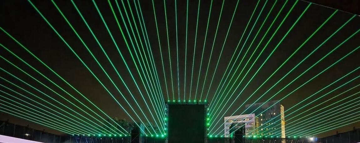 Farbige Laserstrahlen erzeugen eine dynamische Showatmosphäre auf der Eventfläche und unterstützen die musikalische Inszenierung des Abends.