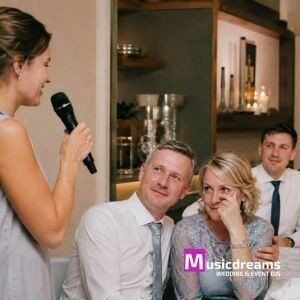 Stimmungsbild einer persönlichen Rede mit Funkmikrofon bei einer Silberhochzeit