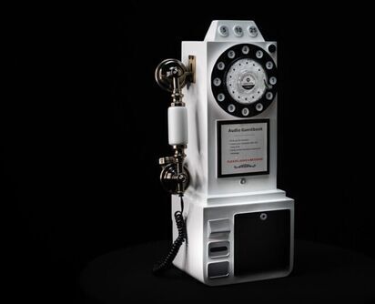 Audio-Gästebuch in einer auffälligen kleinen Telefonzelle