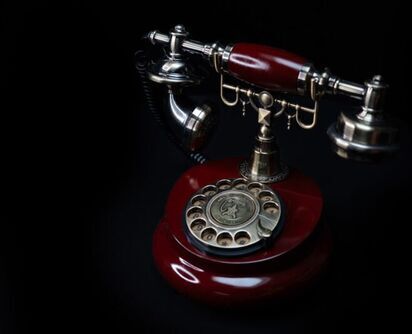 Rotes nostalgisches Telefon als Audio-Gästebuch für eine Hochzeit