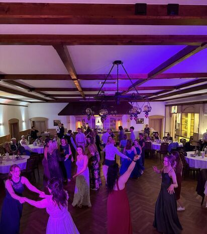 Volle Tanzfläche bei einer Hochzeit in Bielefeld